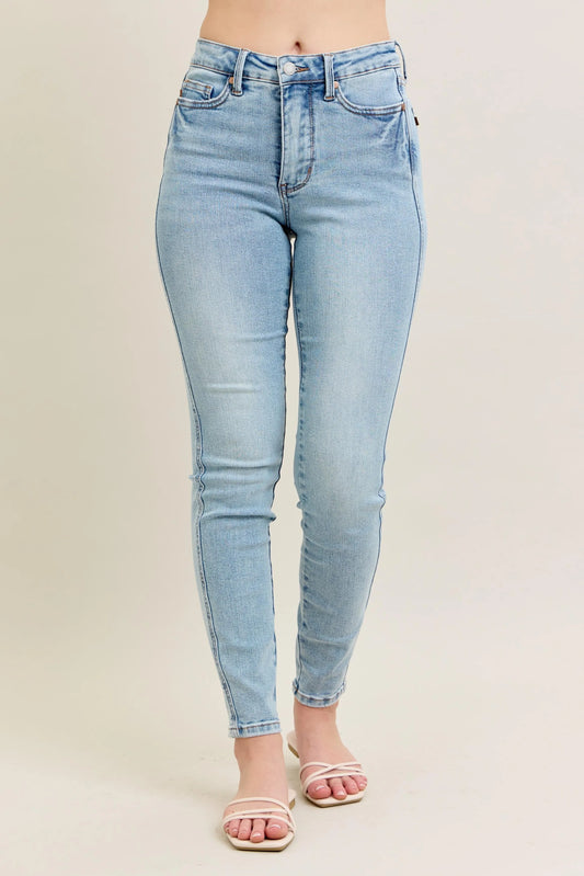 Judy Blue Tummy Control Vintage Wash Skinny Jeans. Light Wash.